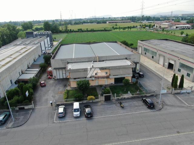 Capannone in vendita a Travagliato, Lombardia