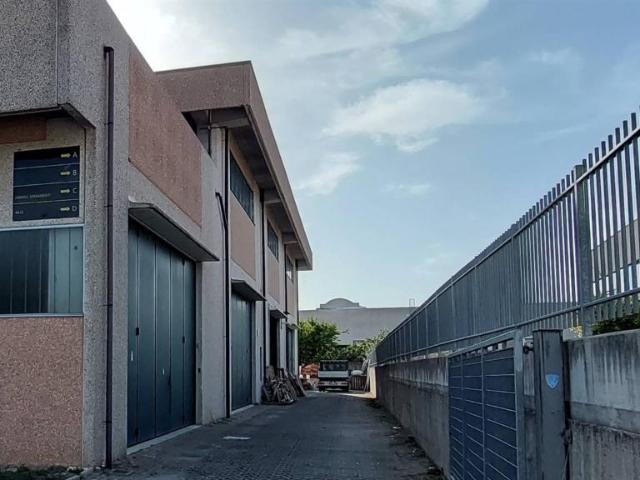 Capannone in vendita a Trezzano Rosa, Lombardia