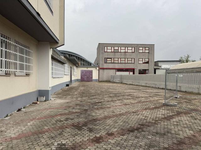 Capannone in vendita a Quartiere TR2, Trezzano sul Naviglio