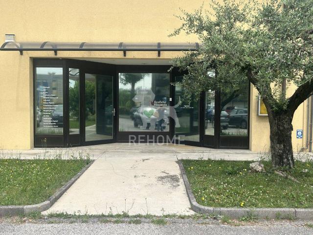 Capannone in vendita a Paparotti, Reana Del Roiale