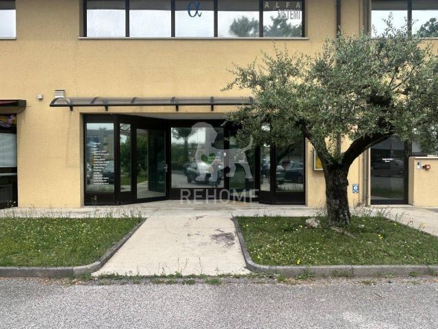 Capannone in vendita a Paparotti, Reana Del Roiale