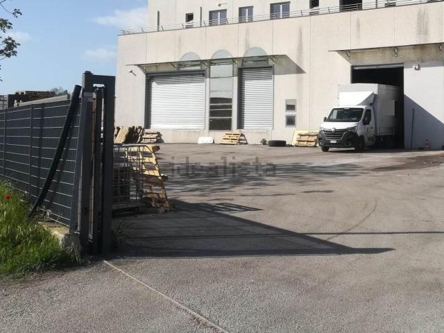Capannone in vendita a Terni, Umbria