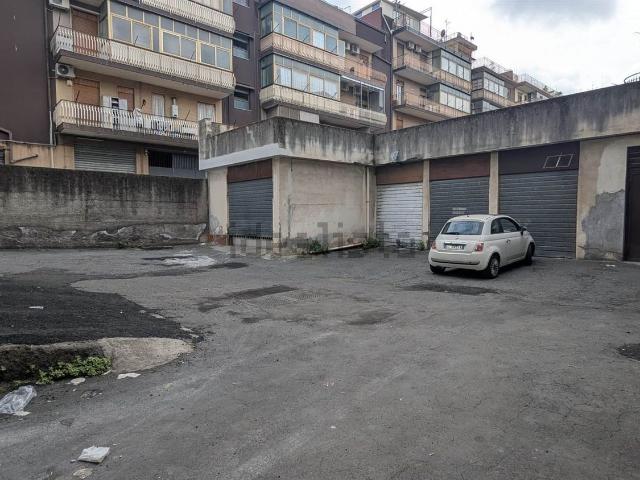 Capannone in vendita a Aci Catena, Sicilia