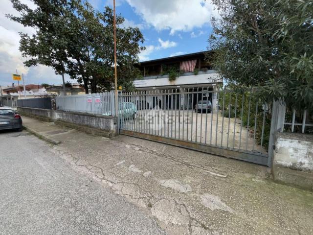 Capannone in vendita a Maddaloni, Campania