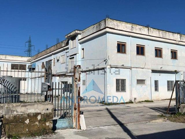 Capannone in vendita a Casandrino, Campania