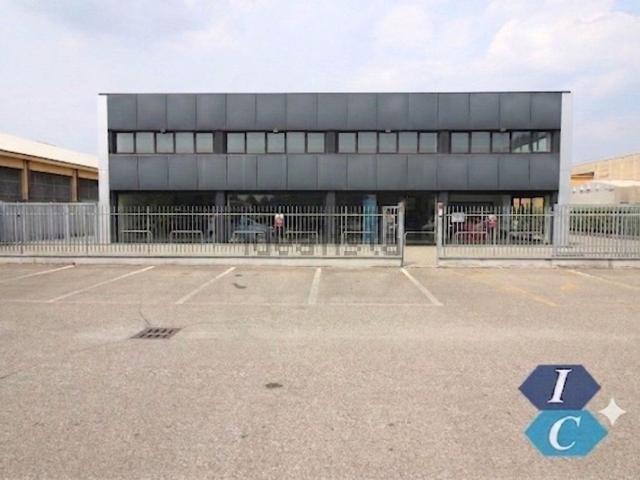 Capannone in vendita a Caronno Pertusella, Lombardia