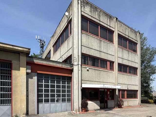 Capannone in vendita a Voghera, Lombardia