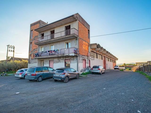 Capannone in vendita a Paternò, Sicilia