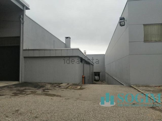 Capannone in vendita a Robecchetto, Robecchetto Con Induno