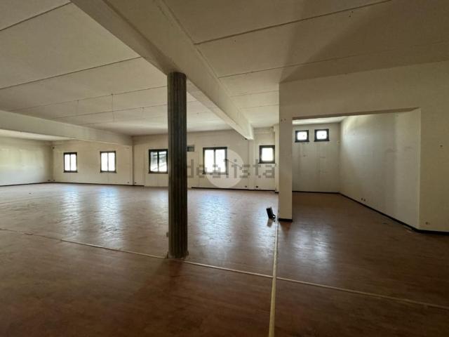 Capannone in vendita a Villa Di Serio, Lombardia