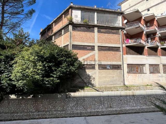 Capannone in vendita a Atripalda, Campania