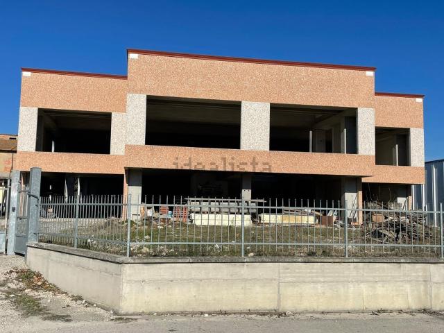 Capannone in vendita a Sant'Andrea delle Fratte, Cenerente