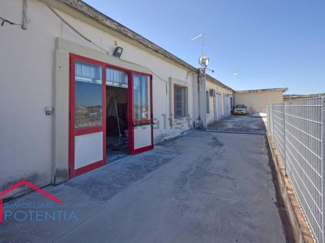 Capannone in vendita a Zona Industriale Marignano Potenza Picena, Potenza Picena