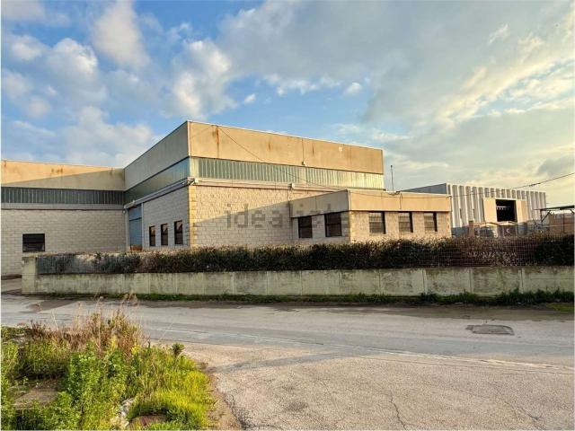 Capannone in vendita a Villaggio San Pietro 2, Puglia