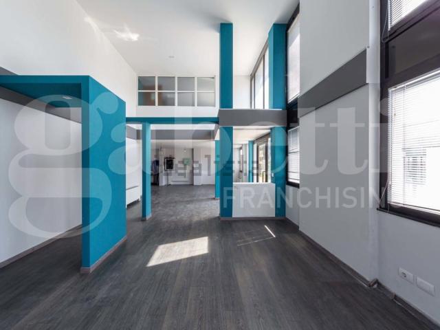 Capannone in vendita a Carugate, Milano