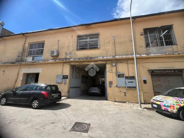 Capannone in vendita a Arzano, Campania