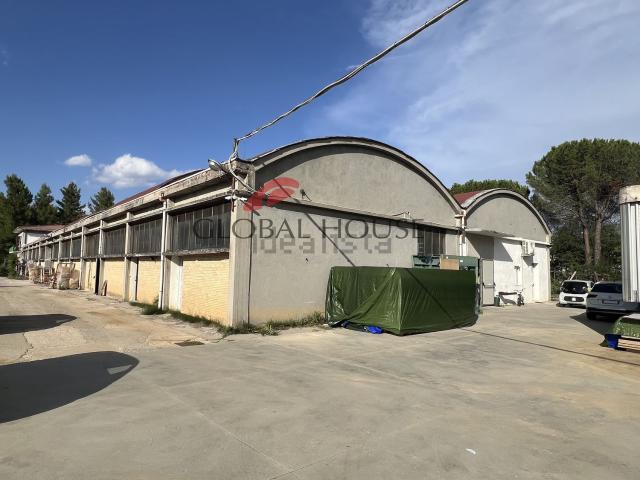 Capannone in vendita a Montorio Al Vomano, Abruzzo