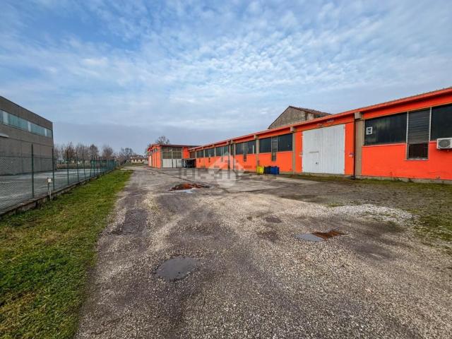 Capannone in vendita a Azzanello, Lombardia