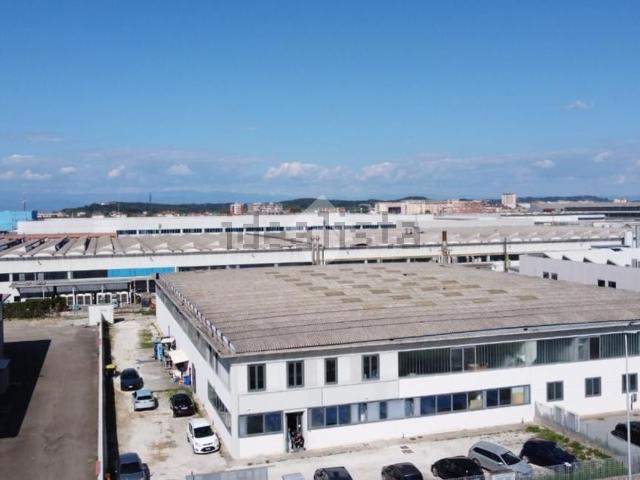 Capannone in vendita a Santa Lucia, Pontedera