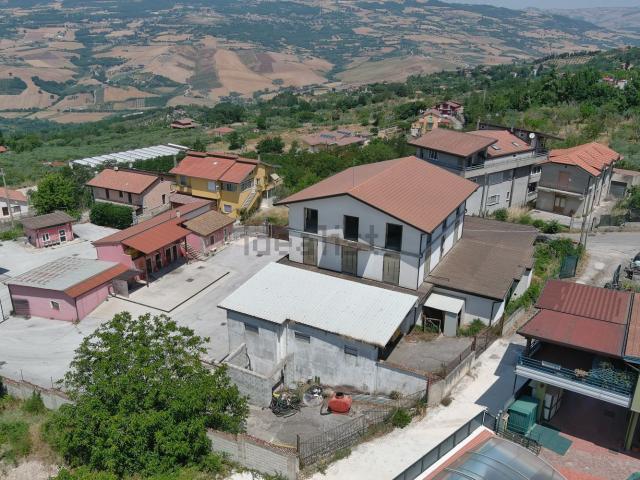 Capannone in vendita a Montecalvo Irpino, Campania