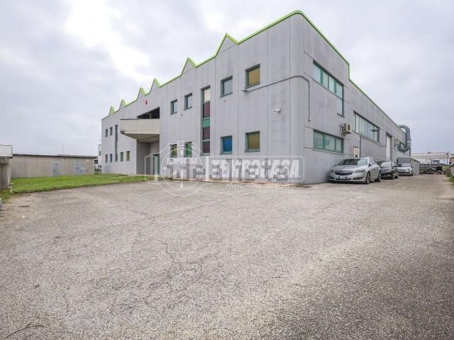 Capannone in vendita a Zona Industriale A, Marche