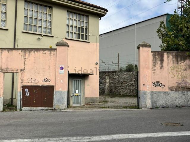Capannone in vendita a Pescarenico, Lecco