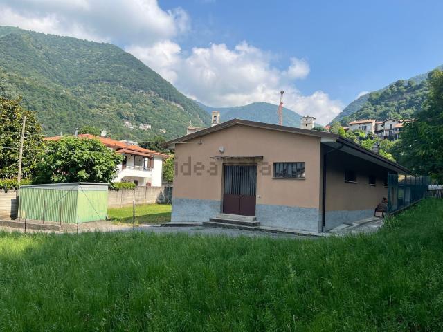 Capannone in vendita a Lezza, Ponte Lambro
