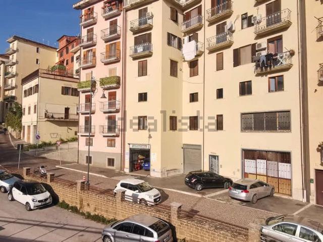Capannone in vendita a Avellino, Campania