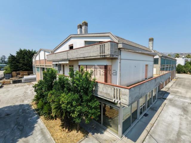 Capannone in vendita a Roseto Degli Abruzzi, Abruzzo