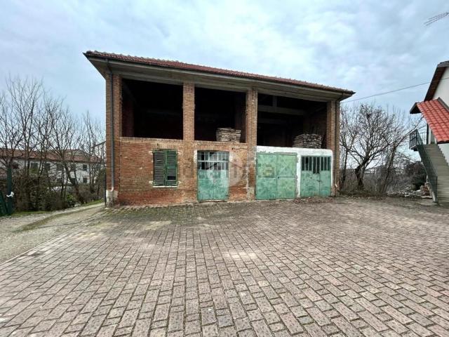 Capannone in vendita a Montà, Portacomaro