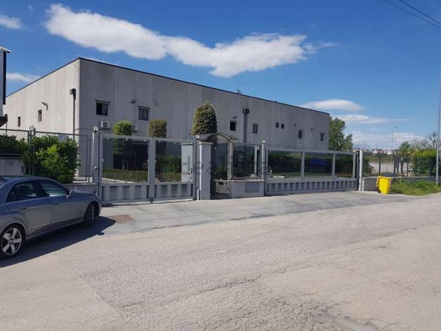 Capannone in vendita a Chieti, Abruzzo