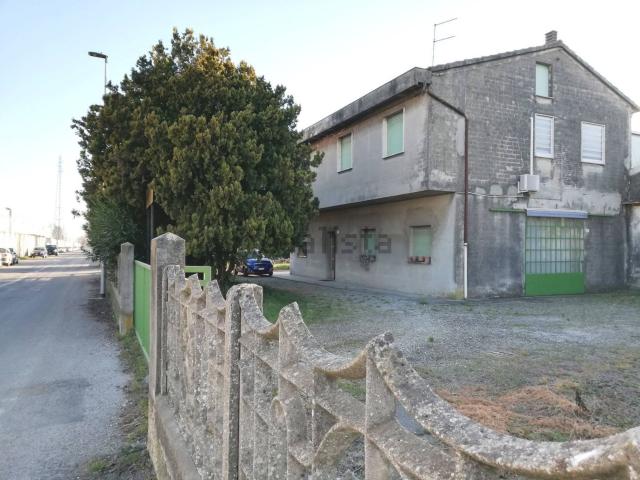 Capannone in vendita a Unione Terre e Fiumi, Copparo