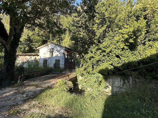 Capannone in vendita a Tossignano, Borgo Tossignano