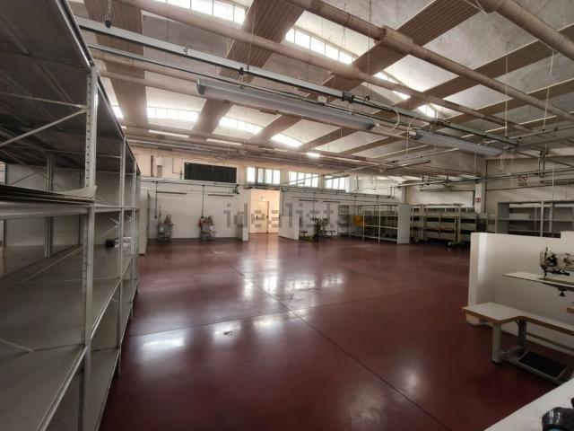 Capannone in vendita a Locate Triulzi, Lombardia