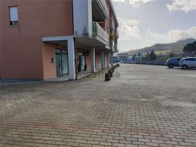 Locale Commerciale in vendita a Ponterio-Pian di Porto, Izzalini