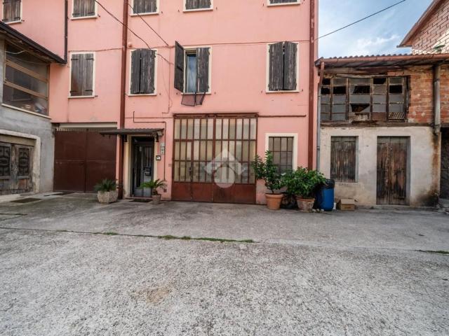 Capannone in vendita a Montecchia Di Crosara, Veneto