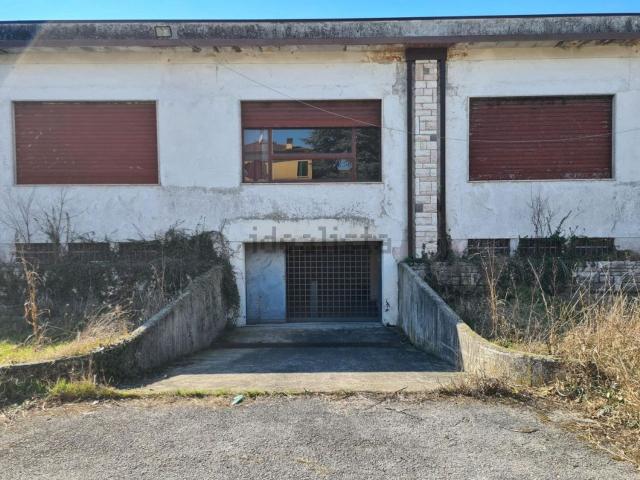 Capannone in vendita a Cervarese Santa Croce, Veneto