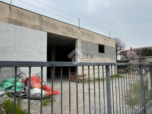 Capannone in vendita a Barbata, Bergamo