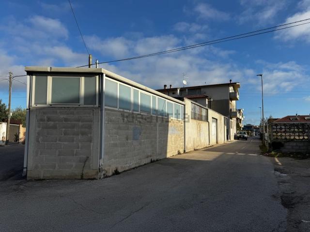 Capannone in vendita a Rancitelli, Pescara