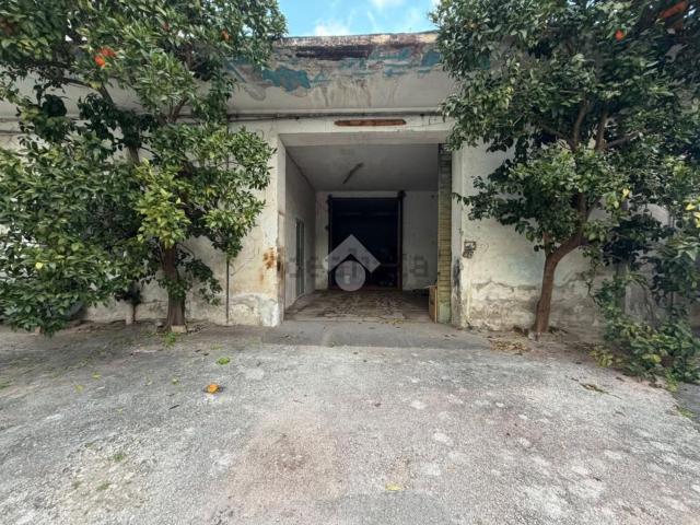 Capannone in vendita a Sant'antimo, Campania