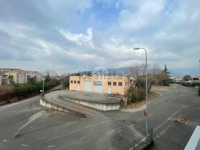 Capannone in vendita a Torre Boldone, Lombardia