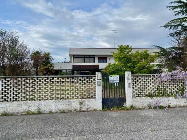 Capannone in vendita a Monfalcone, Friuli-Venezia Giulia