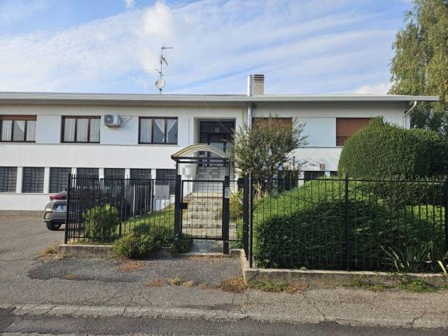 Capannone in vendita a Tradate, Lombardia