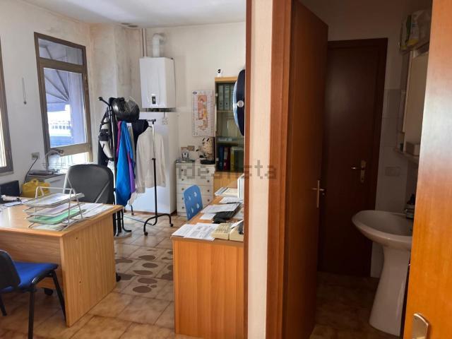 Capannone in vendita a Villaggio Stranieri-Bazzarola, Re