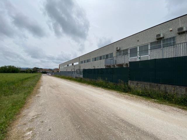 Capannone in vendita a Villa Raspa, Spoltore