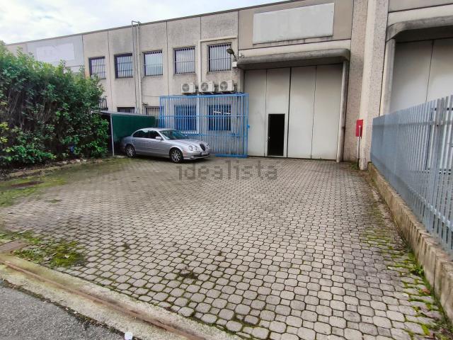Capannone in vendita a Caronno Pertusella, Lombardia