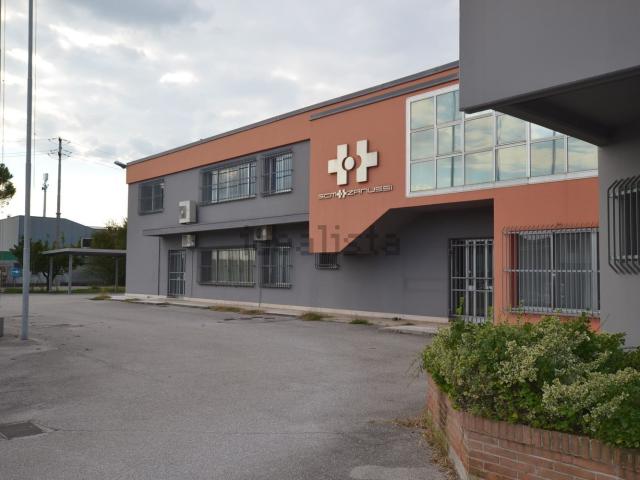 Capannone in vendita a Cordenons, Friuli-Venezia Giulia
