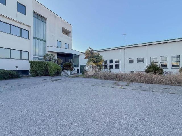 Capannone in vendita a Peschiera Borromeo, Lombardia