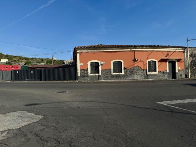 Capannone in vendita a Paternò, Sicilia