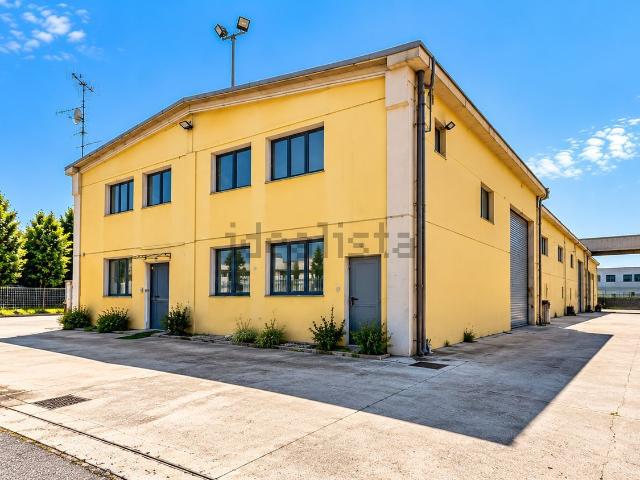 Capannone in vendita a Vercelli